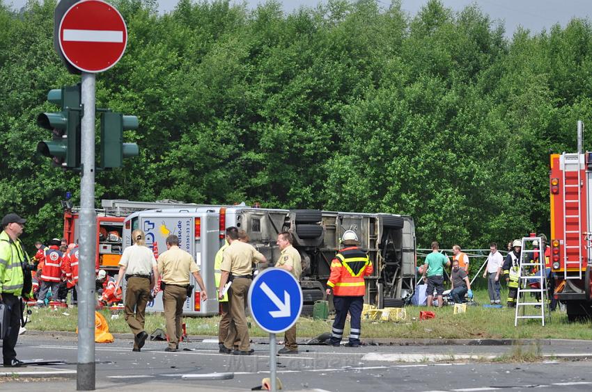 Schwerer Unfall mit Reisebus Lohmar Donrather Dreieck P136.JPG
